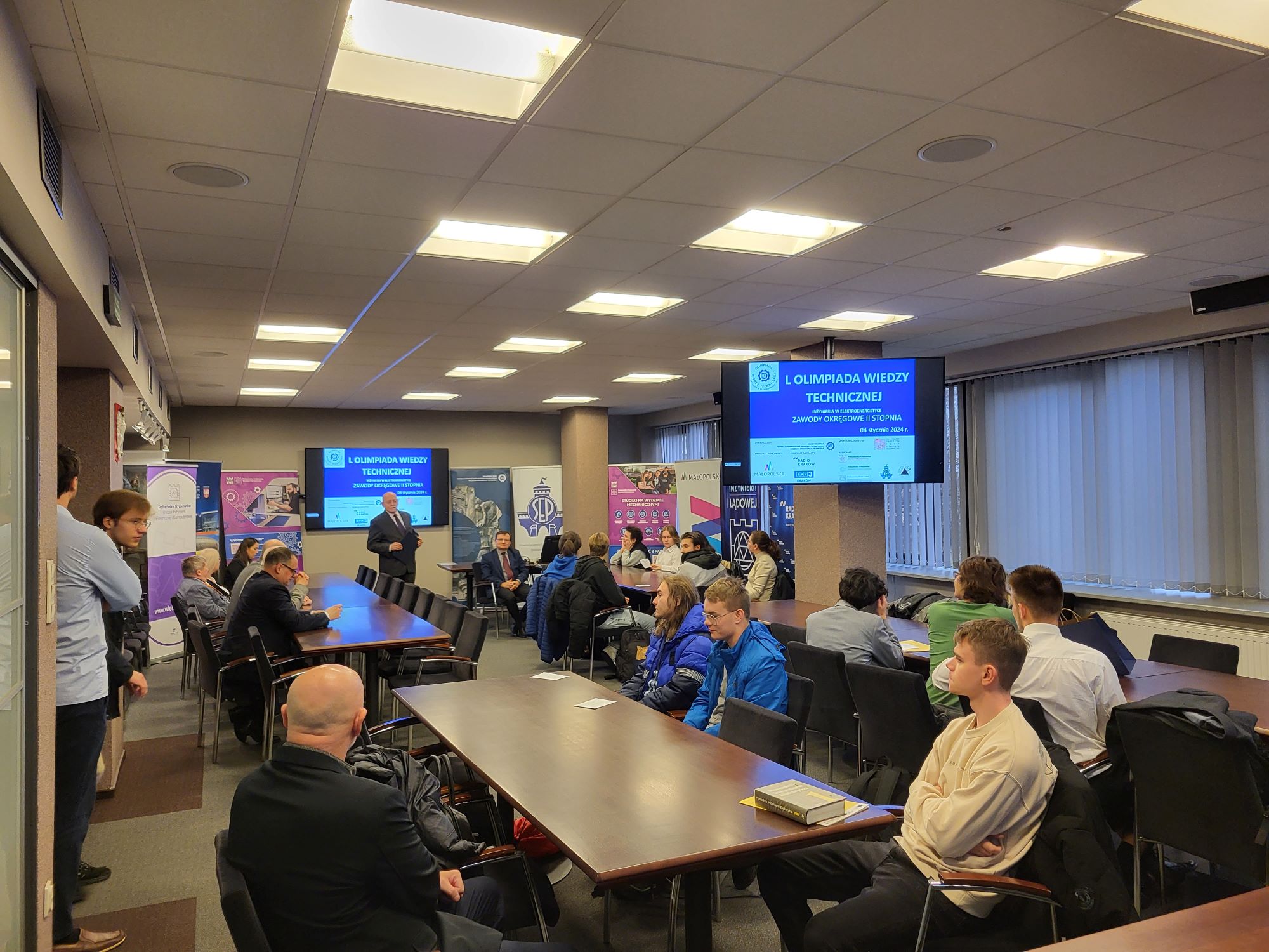 Widok na salę na której siedzą zebrani goście i Uczestnicy uroczystości otwarcia Olimpiady.