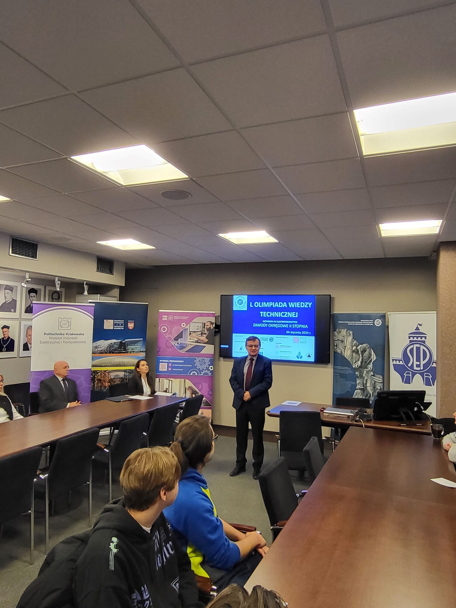 Dziekan Szybiński wita zebranych gości.