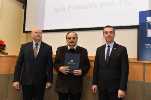 Trzech mężczyzn pozuje do zdjęcia.