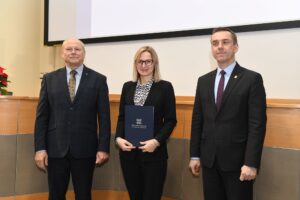 Dwóch mężczyzn i kobieta pozują do zdjęcia.