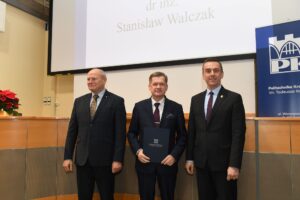 Trzech mężczyzn pozuje do zdjęcia.