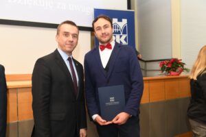 Dwóch mężczyzn pozuje do zdjęcia