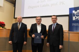 Trzech mężczyzn pozuje do zdjęcia.