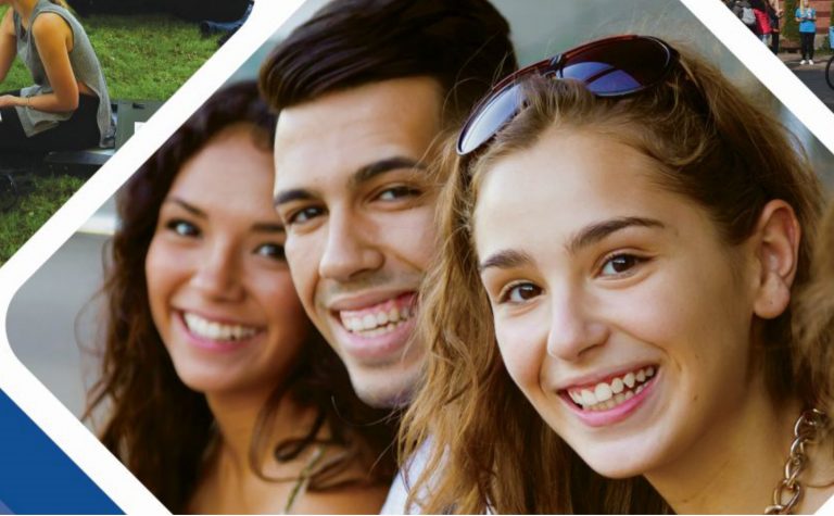 zbliżenie na uśmiechnięte twarze młodych ludzi