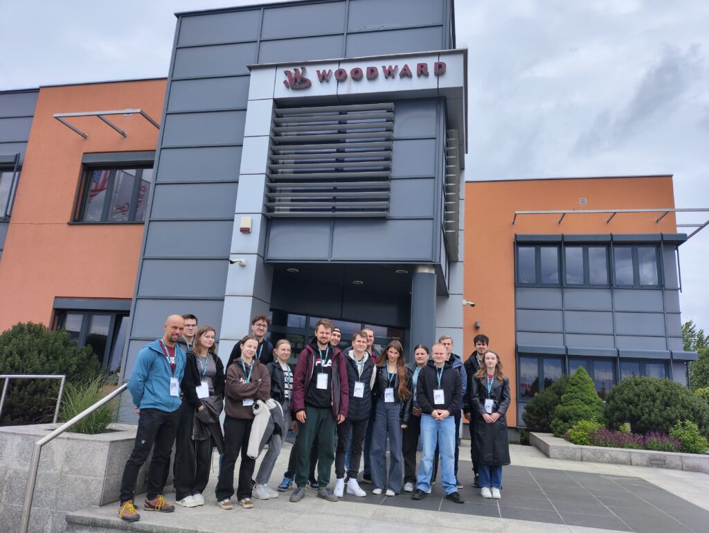 szaro-pomarańczowym budynkiem w nowoczesnym stylu. Na Budynku jest napis Woodward.
