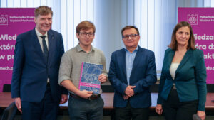 Zdjęcie z galerii przestawiającej wręczenie dyplomów i nagród studentom uczestniczącym w Wydziałowej Studenckiej Sesji Kół Naukowych 2026