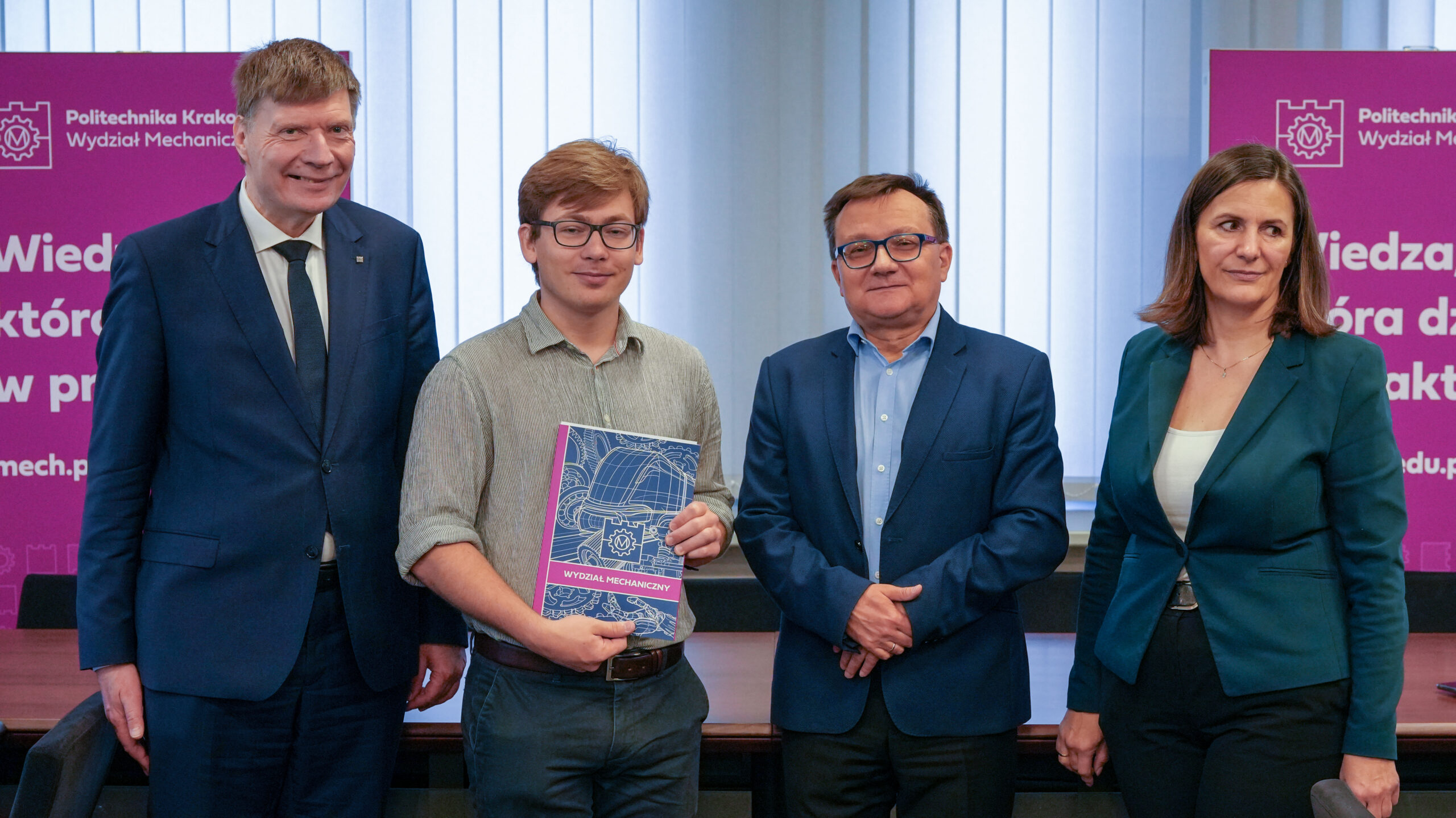Zdjęcie z galerii przestawiającej wręczenie dyplomów i nagród studentom uczestniczącym w Wydziałowej Studenckiej Sesji Kół Naukowych 2026